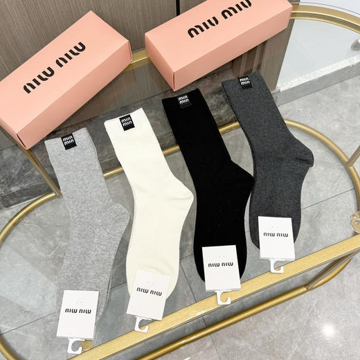 秋冬特惠💰140【一盒四双】MIUMIU 缪缪高版本袜子 ～好看到爆炸 MIUMIU 袜子 双针烫印中筒袜 商品图4