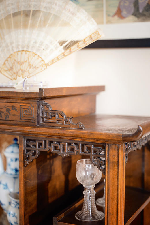 独角鹿西洋古董1890年代法国出品东方风格花卉主题祥纹镂雕装饰多宝阁式展柜 商品图4