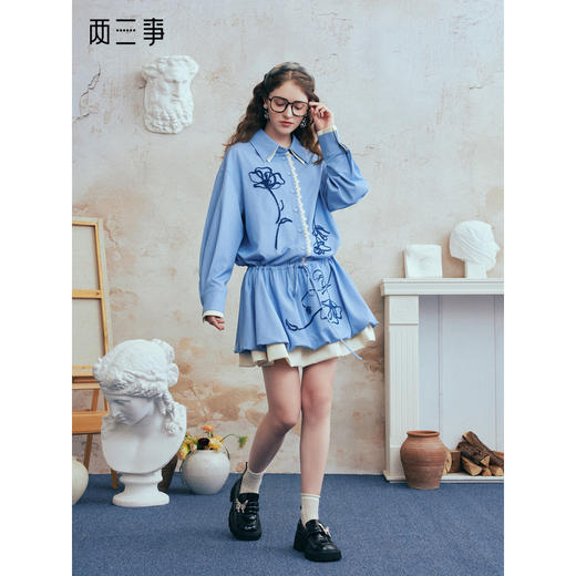 两三事 椿染兰山 2026春季新款拼色绣花抽绳绑带衬衫裙短款连衣裙 商品图0