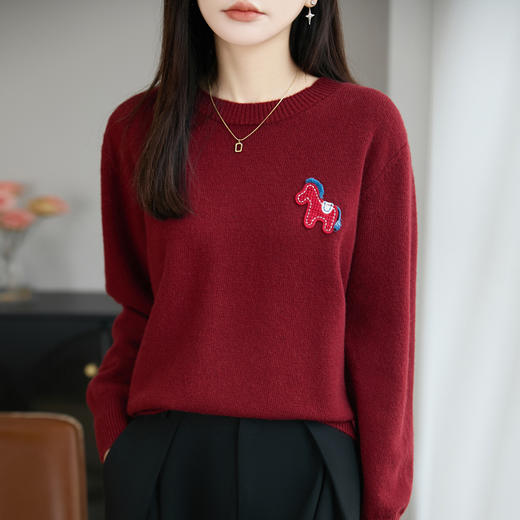 【新年必备，时髦百搭】【松软细腻，温暖舒适】秋冬新款女蜜熊绒卡通马圆领开衫针织衫百搭保暖新年小马毛衣 商品图0