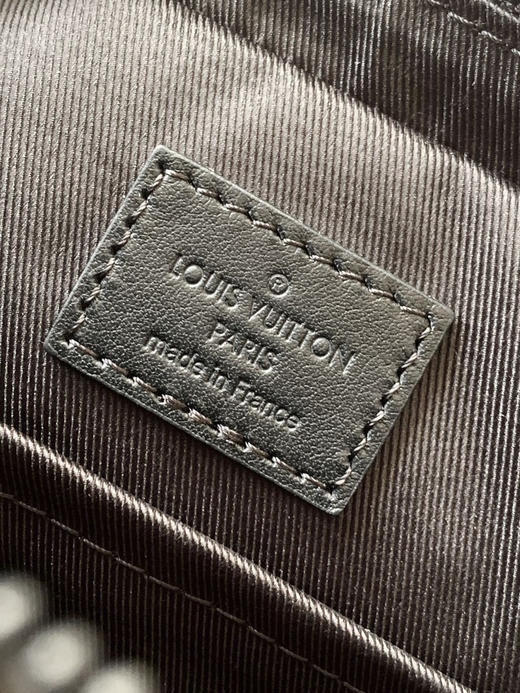 秋冬特惠💰1300 渠道级LV【全钢五金 MB163c01变码芯片】te级LV 全套包装 M69827全皮压花 DUO 邮差包 商品图8