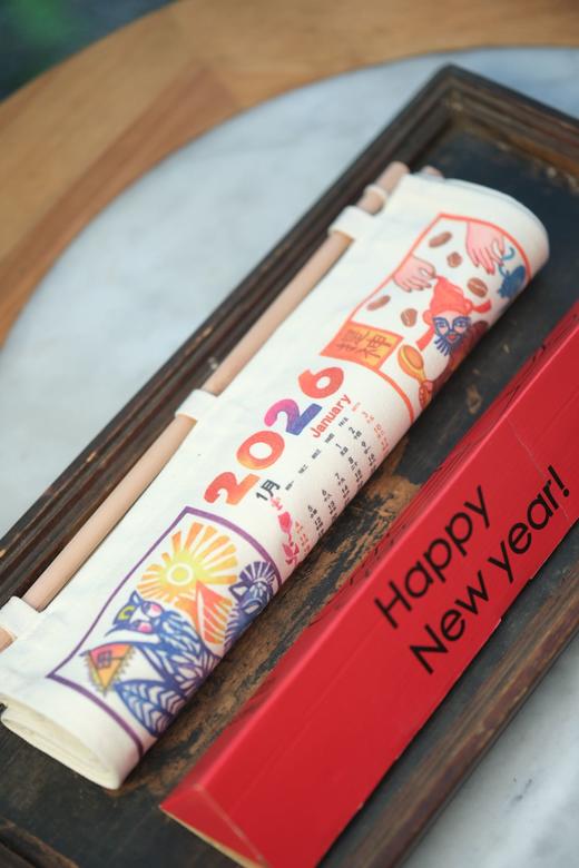 春节礼盒系列||2026甲马帆布财神许愿挂历 水彩印染 帆布收纳 甲马图腾悬四季 精神年历藏春秋  商品图7