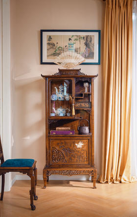 独角鹿西洋古董1890年代法国出品东方风格花卉主题祥纹镂雕装饰多宝阁式展柜