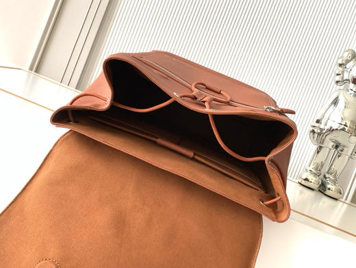 秋冬特惠💰1600 渠道级LV【全钢五金 原厂皮MB163c01变码芯片】te级LV 全套包装 M26023棕色 Fastline 大号双肩包 商品图7