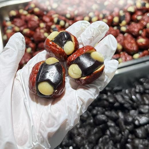 【元气抱富枣】马上变美抱富❗若羌红枣+血糯米+黄精+桑葚+夏威夷果，纯手工制作，不搞复杂添加剂，每一颗抱富枣的成分都能清晰溯源，0防腐剂0香精0色素，甜味都来自食材本身，老人、小孩、孕妇都能放心吃。 商品图5