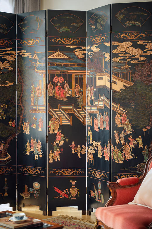 【已售】独角鹿西洋古董20世纪中国出品官邸人物与奇石花鸟主题黑漆地款彩双面八曲屏风 商品图1