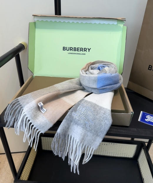 秋冬特惠💰260 巴宝莉围巾 惊艳！披着围着都美的~让人过目不忘 商品图7