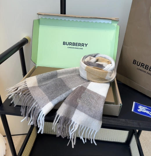 秋冬特惠💰260 巴宝莉围巾 惊艳！披着围着都美的~让人过目不忘 商品图8