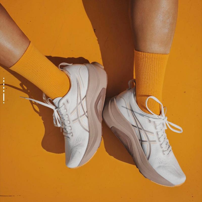 【超模君严选 亚瑟士 GEL-KAYANO 32】稳定支撑跑步鞋，脚感飞跃，流畅到会让你笑出声！跑者缓降！满足跑者与潮流人士的双重需求