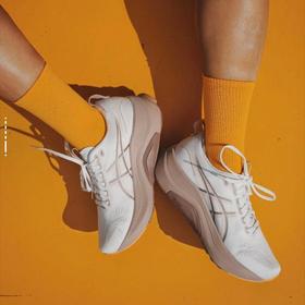 【超模君严选 亚瑟士 GEL-KAYANO 32】稳定支撑跑步鞋，脚感飞跃，流畅到会让你笑出声！跑者缓降！满足跑者与潮流人士的双重需求