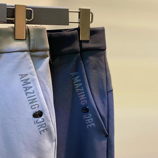 秋冬新款男士加绒韩版修身基本款长裤来了！弹力加绒防水复合功能高尔夫运动休闲长裤，立体剪裁不臃肿，既保暖又显瘦拉高比例，现在及早春穿着刚刚好，保暖性很好！太绝了！ 商品图1