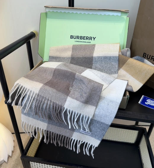 秋冬特惠💰260 巴宝莉围巾 惊艳！披着围着都美的~让人过目不忘 商品图5