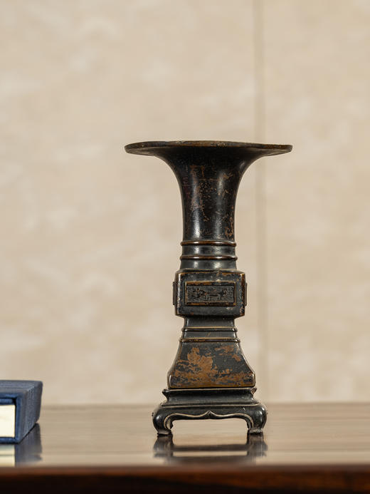 清	铜瑞兽纹天圆地方花觚（紫檀座） 商品图0