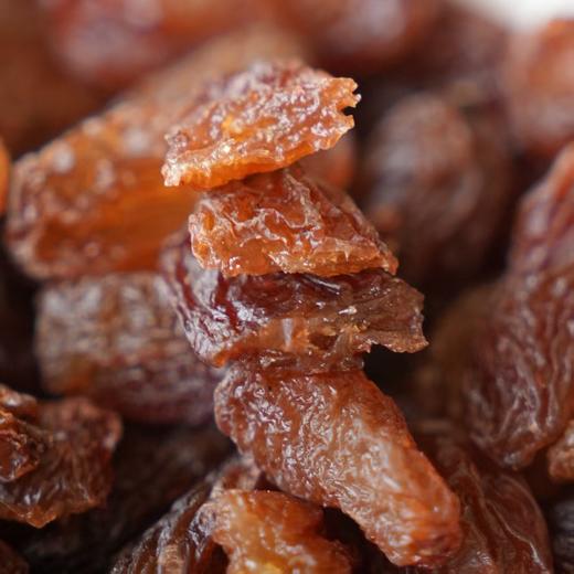 【蜜饯精选】新疆红香妃葡萄干 新疆吐鲁番当季优质红香妃葡萄 人工筛选自然晾晒而成  粒大无核 果肉厚实 肉软清甜 有近似玫瑰花的香味 商品图1