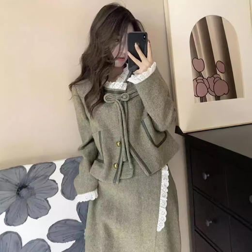 【精致细节工艺❗️经典时尚套装】秋冬新款重磅高贵气质花边拼接上衣外套+半裙小香风盘扣套装。jc 商品图0