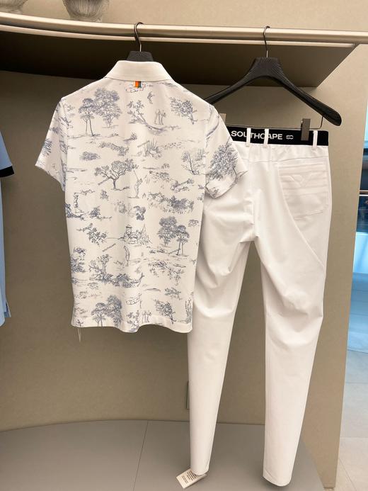 新款男士印花短袖上衣来啦！很简单清纯的一款上衣，简单舒适，又不落于俗套，给人清爽、舒服的感觉，尽享自由舒适，这一切，都是由清雅自然的印花带来的，仿佛置身于夏日的田园，感受到微风拂面的清凉和舒适！ 商品图1