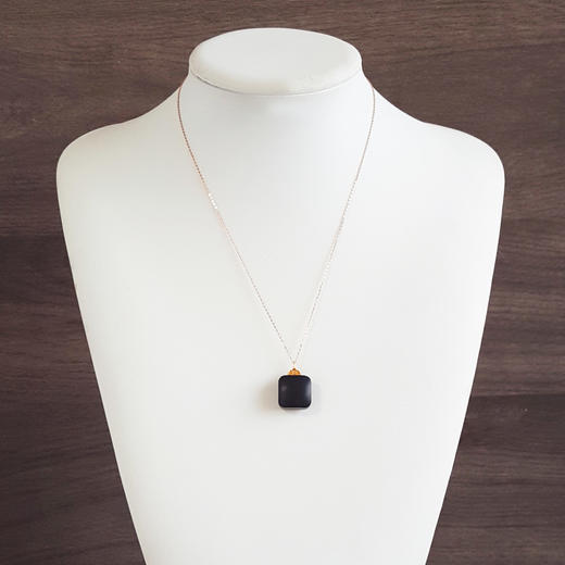 【天然正品】AU750黄金镶天然细腻方形平安无事牌和田玉墨玉吊坠项链22.4*15.1*10.2MM（皆取最大值）链长：45CM（长度可调节）171225NJS50特价：1480 商品图7