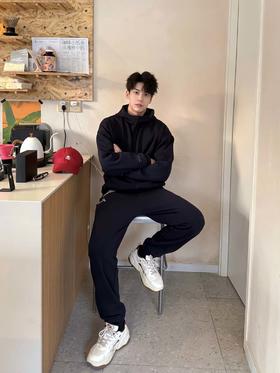 男生暗黑系运动风｜咖啡店松弛感轻松拿捏