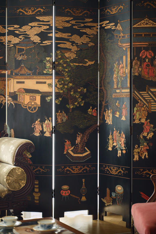 【已售】独角鹿西洋古董20世纪中国出品官邸人物与奇石花鸟主题黑漆地款彩双面八曲屏风 商品图4