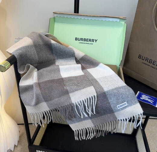 秋冬特惠💰260 巴宝莉围巾 惊艳！披着围着都美的~让人过目不忘 商品图6