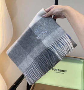 秋冬特惠💰260 巴宝莉围巾 惊艳！披着围着都美的~让人过目不忘