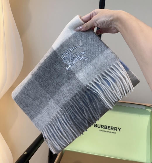 秋冬特惠💰260 巴宝莉围巾 惊艳！披着围着都美的~让人过目不忘 商品图0