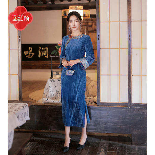 逸红颜 珮绫 2026年冬新品复古敦煌配色圆领丝绒宽松版长旗袍女 商品图2