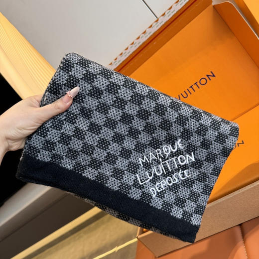 秋冬特惠💰380 LV新款棋盘格围巾 怒赞推荐 手感超好 超级软糯的羊绒围巾 商品图0