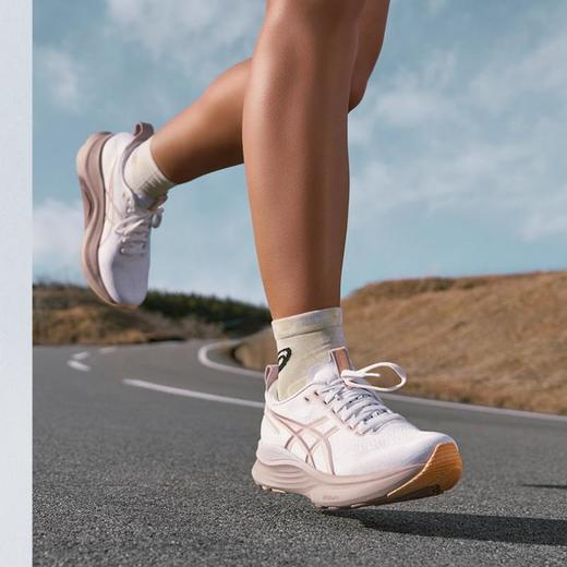 【超模君严选 亚瑟士 GEL-KAYANO 32】稳定支撑跑步鞋，脚感飞跃，流畅到会让你笑出声！跑者缓降！满足跑者与潮流人士的双重需求 商品图4