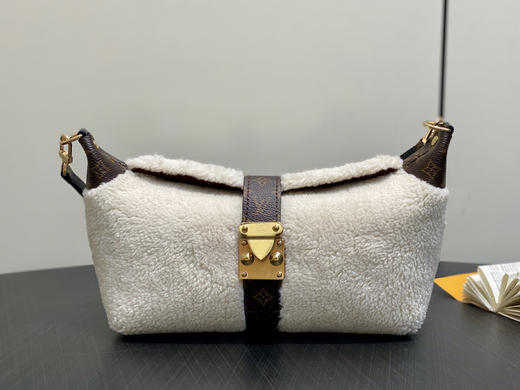 驴家 POCHETTE MIA毛绒复古腋下包 商品图1