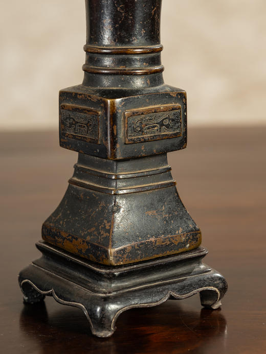 清	铜瑞兽纹天圆地方花觚（紫檀座） 商品图3