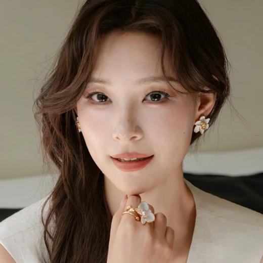 美颂之光 MAISON LUMIERE 十二花神水仙耳环 商品图2