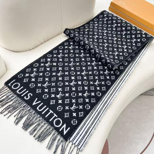 秋冬特惠💰360 LV围巾 流苏饰边 绵羊毛 绒线围巾 男女同款情侣款 尺寸：35X240cm 95%纯羊毛 5%山羊毛 商品图4