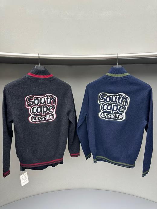 春新款男士羊毛🦙针织外套来啦！渠道高品质❗️真的最洋气的针织外套了！这种简约大气的设计，这种氛围感，很多小众牌子都是模仿这件衍生出来的！配色时髦又百搭，没有穿搭难度，配你任何polo衫！ 商品图1