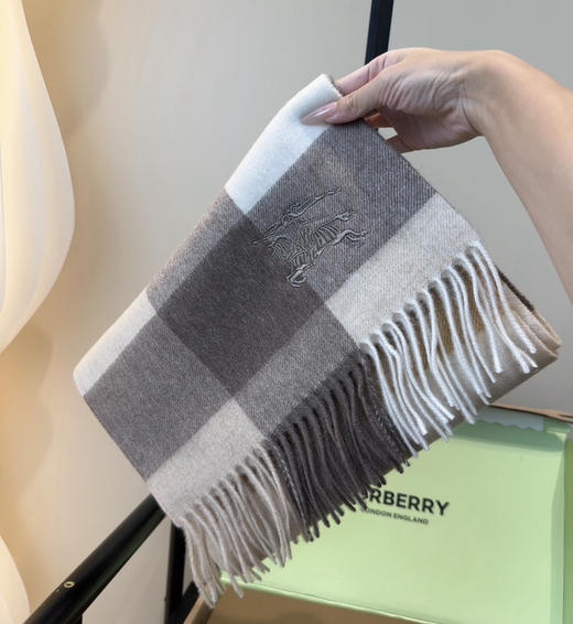 秋冬特惠💰260 巴宝莉围巾 惊艳！披着围着都美的~让人过目不忘 商品图0