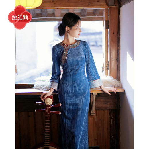 逸红颜 珮绫 2026年冬新品复古敦煌配色圆领丝绒宽松版长旗袍女 商品图0