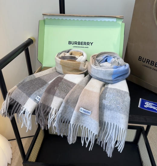 秋冬特惠💰260 巴宝莉围巾 惊艳！披着围着都美的~让人过目不忘 商品图3