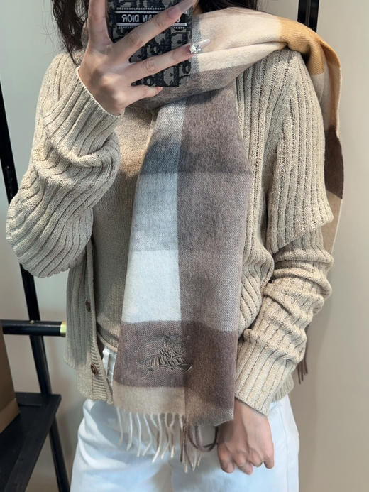 秋冬特惠💰260 巴宝莉围巾 惊艳！披着围着都美的~让人过目不忘 商品图1