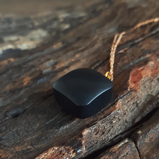 【天然正品】AU750黄金镶天然细腻方形平安无事牌和田玉墨玉吊坠项链22.4*15.1*10.2MM（皆取最大值）链长：45CM（长度可调节）171225NJS50特价：1480 商品图5