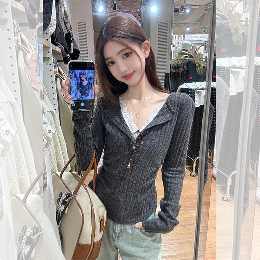 西遇假两件拼接长袖T恤女2026年春季新款v领收腰蕾丝内搭打底衫SS060064 商品图1
