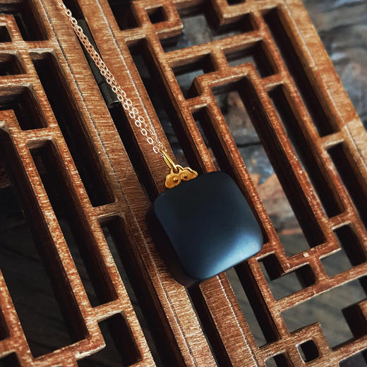 【天然正品】AU750黄金镶天然细腻方形平安无事牌和田玉墨玉吊坠项链22.4*15.1*10.2MM（皆取最大值）链长：45CM（长度可调节）171225NJS50特价：1480 商品图3