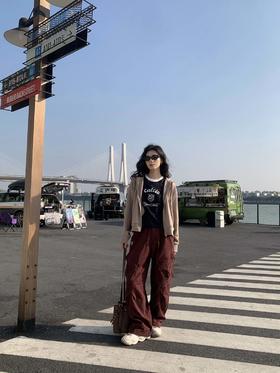 江边复古风｜卡其开衫 + 酒红工装裤太适合拍照啦！