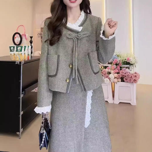 【精致细节工艺❗️经典时尚套装】秋冬新款重磅高贵气质花边拼接上衣外套+半裙小香风盘扣套装。jc 商品图3