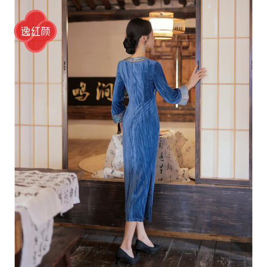 逸红颜 珮绫 2026年冬新品复古敦煌配色圆领丝绒宽松版长旗袍女 商品图3