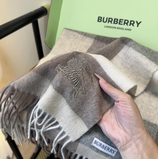 秋冬特惠💰260 巴宝莉围巾 惊艳！披着围着都美的~让人过目不忘 商品图7