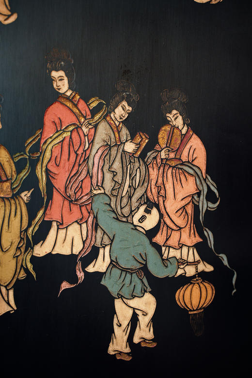 【已售】独角鹿西洋古董20世纪中国出品官邸人物与奇石花鸟主题黑漆地款彩双面八曲屏风 商品图11
