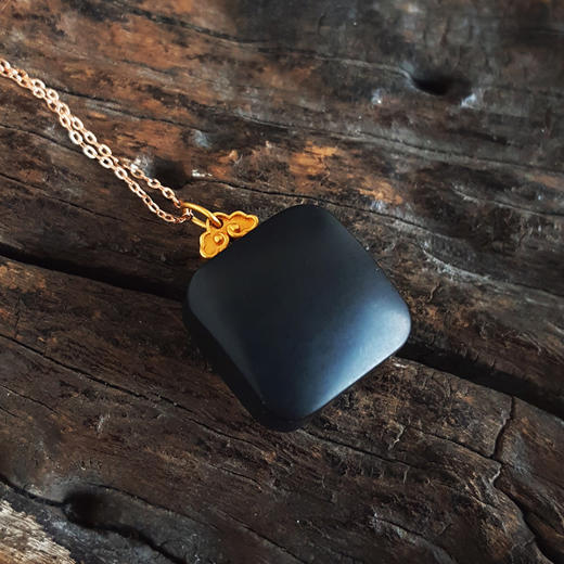 【天然正品】AU750黄金镶天然细腻方形平安无事牌和田玉墨玉吊坠项链22.4*15.1*10.2MM（皆取最大值）链长：45CM（长度可调节）171225NJS50特价：1480 商品图4