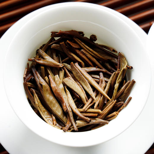 3年陈白毫银针，2022年云南冰岛头春单芽制作，357g/饼，数量有限；先抢先得！ 商品图4