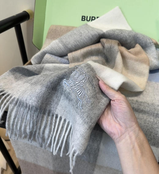 秋冬特惠💰260 巴宝莉围巾 惊艳！披着围着都美的~让人过目不忘 商品图8