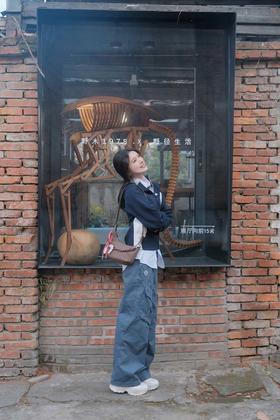 🏚️复古红砖墙拍照｜藏蓝夹克 + 工装裤穿出松弛感